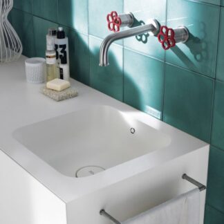 Waschbecken im Badezimmer aus Glacier White Corian